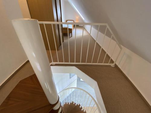 eine Wendeltreppe mit einer weißen Treppe in der Unterkunft Ostseesicht in Schönberger Strand