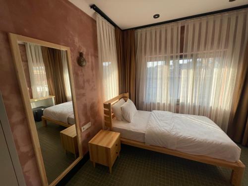 een hotelkamer met een bed en een spiegel bij BKM Hostel in Istanbul