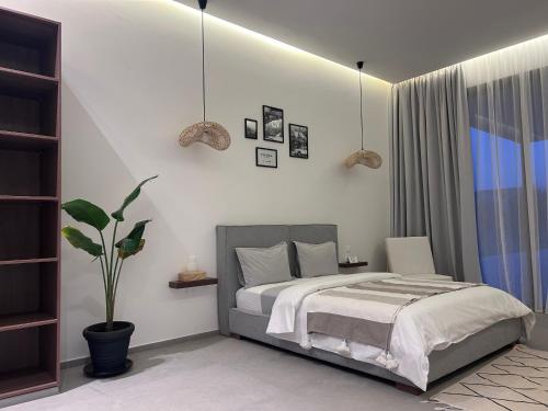 1 dormitorio con 1 cama y una maceta en Villa ISSA en Marrakech