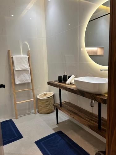 y baño con lavabo y espejo. en Villa ISSA en Marrakech