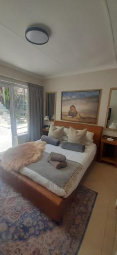 1 dormitorio con 1 cama grande en una habitación en Beachview Guest Suites Port Elizabeth, en Beach View