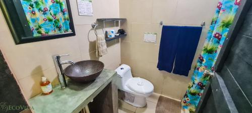 uma pequena casa de banho com lavatório e WC em Cabina Azul in Bejuco Beach with queen bed but no air conditioning em Bejuco