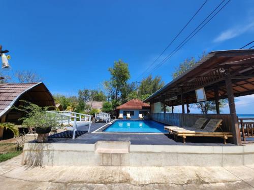una casa con piscina y pabellón en Gusung Indah Bungalow Gili Air, en Gili Air