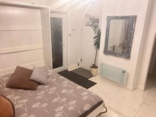 Ένα ή περισσότερα κρεβάτια σε δωμάτιο στο Luxury studio apartment, Beckenham