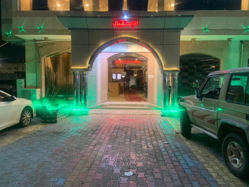 un coche aparcado delante de un edificio por la noche en الفخامة الجنوبية للشقق المخدومة en Jazán
