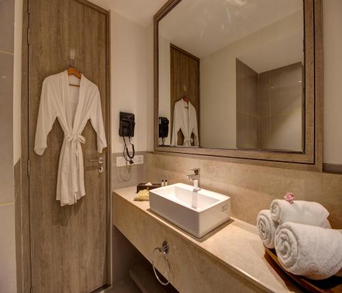 Kamar mandi di Rhythm Gurugram, Hotel & Suites