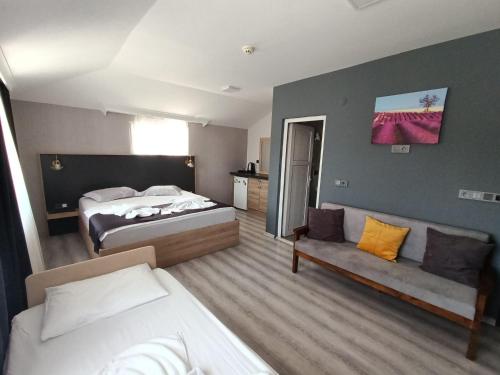 Postel nebo postele na pokoji v ubytování The Queens Suite Hotel