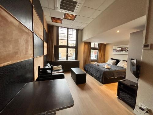 Habitación grande con cama y sofá en Amazing Studio S3, City Centre Dordrecht en Dordrecht