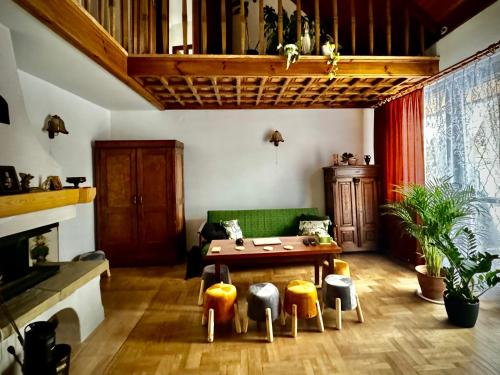 新塔爾格的住宿－Willa WW，客厅配有绿色沙发和桌子
