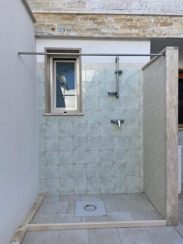 een badkamer met een douche en een raam bij Piacentini - Locazione turistica - San Pietro in Bevagna in San Pietro in Bevagna