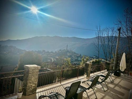 een balkon met stoelen en uitzicht op de stad bij Il Castello Di Venere in Rota d'Imagna