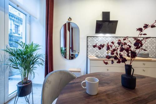 a dining room with a table and a mirror at Apartament Próchnika 9 in Łódź