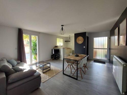 - un salon avec un canapé et une table dans l'établissement Appartement t2 avec extérieur, à Toulouges