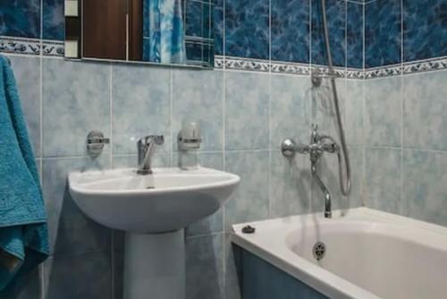 uma casa de banho com um lavatório e uma banheira em VIP apart 734 em Tbilisi