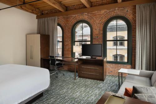 โทรทัศน์และ/หรือระบบความบันเทิงของ Residence Inn by Marriott Boston Downtown Seaport