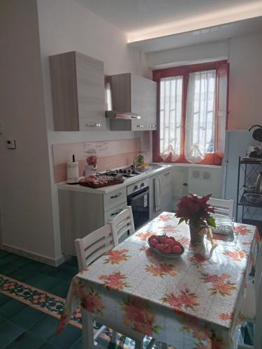 una cucina con tavolo e ciotola di frutta di Let It B&B Apartment a Salerno