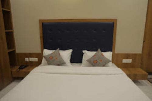 Кровать или кровати в номере HOTEL PANCH , Kalol