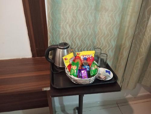 海得拉巴的住宿－HOTEL NEW MN GRAND，桌上的一篮食物和饮料