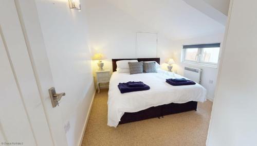 A bed or beds in a room at Georgeham Sweet Pea Cottage