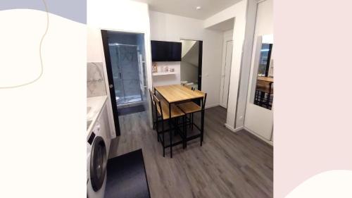 une petite cuisine avec une table en bois dans une pièce dans l'établissement Le Petit Suc du Puy En Velay , Hyper centre ,calme ,Parking proche, au Puy-en-Velay