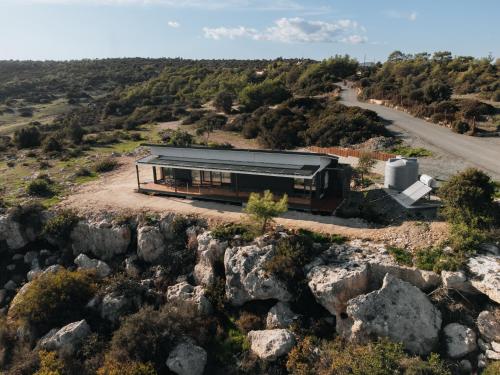 una casa en la cima de una colina con rocas en Zima Edge en Parekklisha