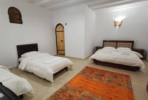 מיטה או מיטות בחדר ב-La Villa Tezribt