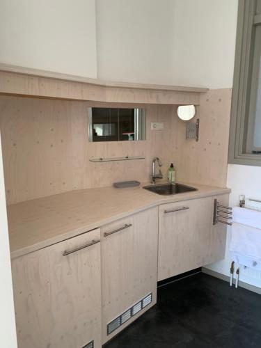 Virtuvė arba virtuvėlė apgyvendinimo įstaigoje Apartment Lange Geldersekade 3, Dordrecht 80 m2