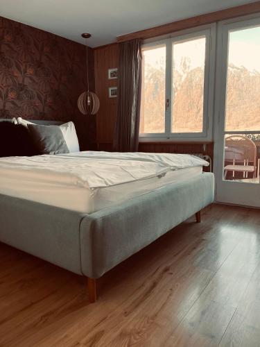 Postel nebo postele na pokoji v ubytování Boutique Hotel Bellevue B&B am Brienzersee Iseltwald Interlaken