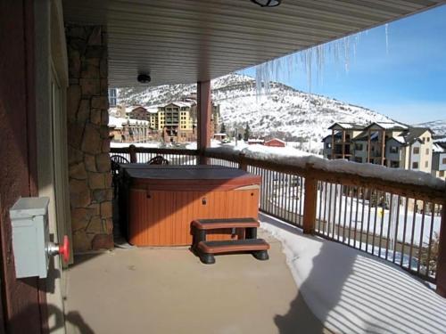 balkon z wanną z hydromasażem i pokrytą śniegiem górą w obiekcie Westgate Canyons Resort Park City w mieście Snyderville