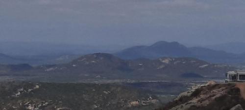 uma vista para as montanhas a partir do topo de uma montanha em Chalé bons ventos em Serra de São Bento