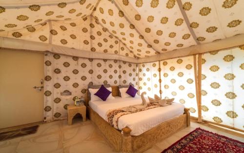 een slaapkamer met een bed in een tent bij Desert galaxy resort in Jaisalmer
