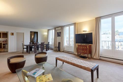 Apartment Arc de Triomphe by Studio prestige