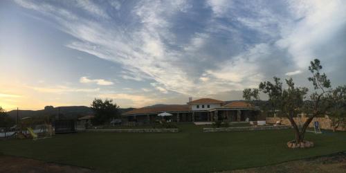 Gallery image of OpenSea Villa Private beach & tennis court in Thermisia