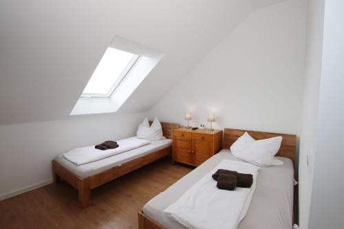 Zimmer im Dachgeschoss mit 2 Betten und einem Fenster in der Unterkunft Apartments/Wohnungen direkt in Aschaffenburg in Aschaffenburg
