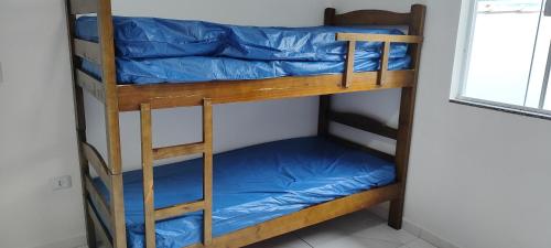 a couple of bunk beds in a room at Casa Praia Itanhaém - Avenida Santos in Itanhaém