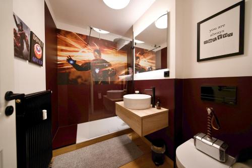 un baño con una foto de un hombre araña en la pared en EDLER WOHNRAUM Disney Marvel Studio mit Boxspringbett, Netflix, Einbaukaffeevollautomat, Terrasse & Lift, en Chemnitz