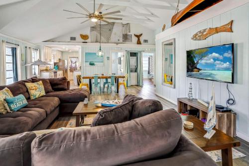 Sala de estar con 2 sofás y mesa en Beach Life 3 en St Pete Beach