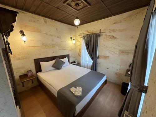a bedroom with a large bed in a room at Virtus Cappadocia Hotel Göreme in Goreme