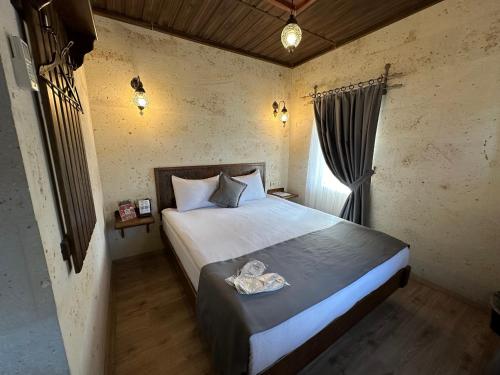 a bedroom with a large bed in a room at Virtus Cappadocia Hotel Göreme in Goreme