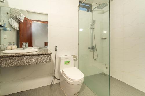 uma casa de banho com um WC, um lavatório e um chuveiro em Phú An Hotel em Da Nang