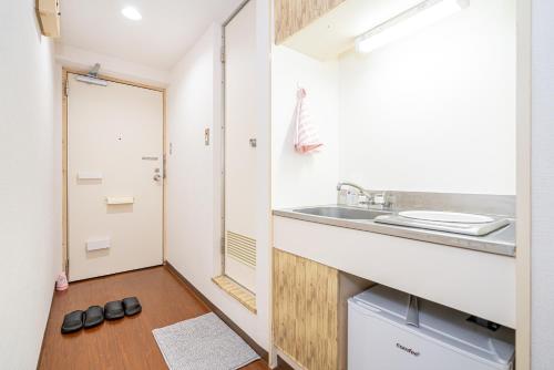 a bathroom with a sink and a mirror at 新宿歌舞伎町步行新宿市中心免费Wi-Fi08 in Tokyo