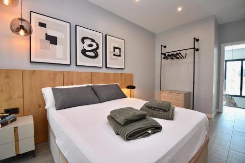 1 dormitorio con 1 cama con 2 toallas en Villa Cactae, en Novo Sancti Petri