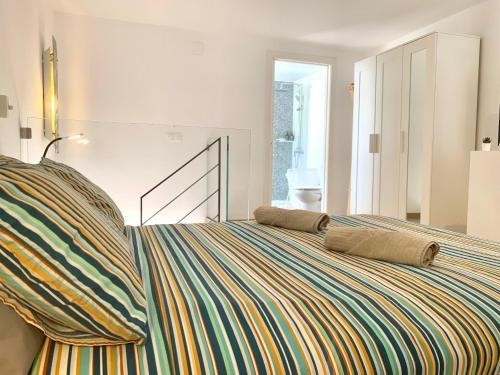 - un grand lit avec 2 oreillers dans l'établissement Dream Holiday Las Americas, à Playa de las Americas