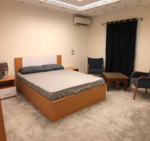 Un pat sau paturi într-o cameră la Luxury apartment in Mohandiseen
