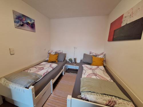 Habitación con 2 camas en una habitación en Hexenhäuschen en Bad Goisern