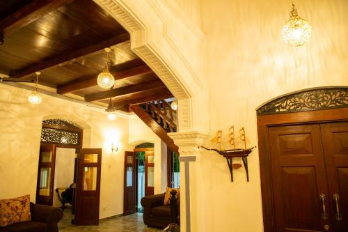 een woonkamer met een boog en een deur bij Sea Turtles Bungalow in Bentota