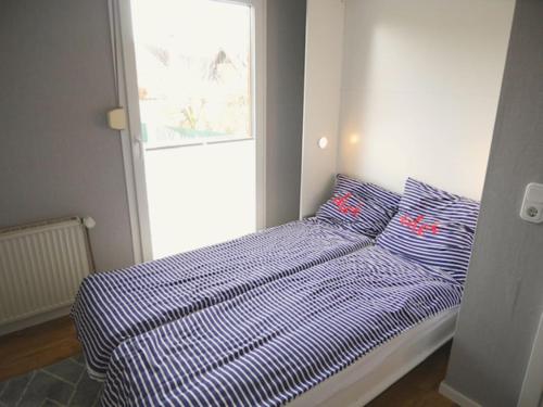 a bed in a small room with a window at Exklusive Ferienwohnung in Reken in Reken