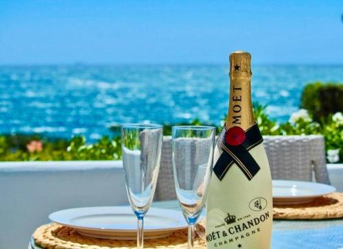 a bottle of champagne sitting on a table with two glasses at Apartamento Algaida Calahonda in Sitio de Calahonda