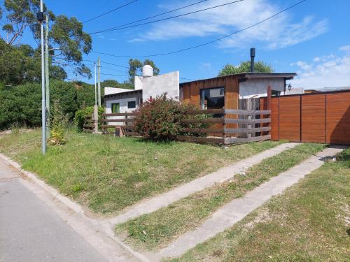 una casa a un lado de la carretera en Casa de Veraneo - Miramar - en Miramar