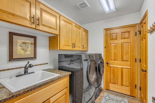 een keuken met een wastafel en een wasmachine bij Gosling - Unit 6 in Sunriver